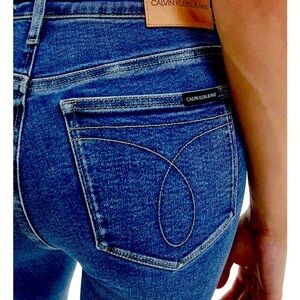 CALVINKLEIN CROPPED ZIPPER FLY JEANS! SIZE 6 BRAND NEW WITH NO Tags!👖🥰🙏🛍📦